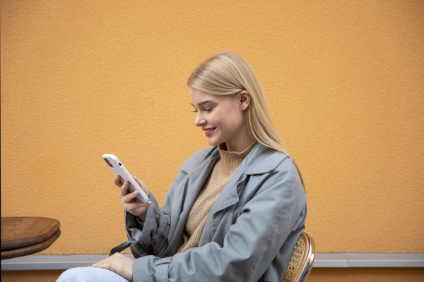 medium-shot-woman-with-phone
